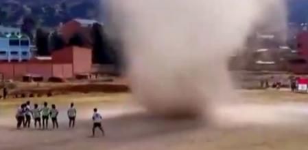 El remolino hizo acto de presencia en pleno terreno de juego