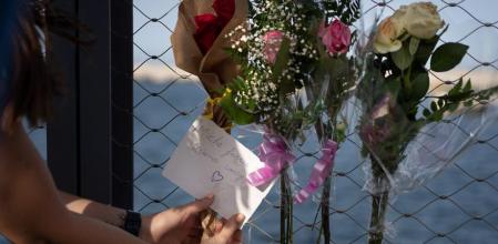 GRAFCAN109. SANTA CRUZ DE TENERIFE (ESPAÑA), 11/06/2021.-Una mujer coloca un ramo de flores en el puerto de Santa Cruz de Tenerife, frente a cuya costa aparecía ayer el cuerpo de una de las niñas desaparecidas. EFE/Ramón de la Rocha