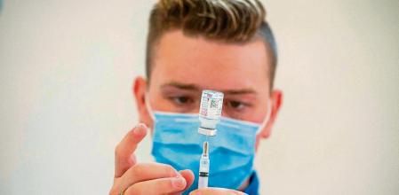 (FILES) In this file photo taken on April 20, 2021, nurse Frederick Morley loads syringes with the Moderna Covid-19 vaccine at a mobile vaccination clinic in Bridgeport, Connecticut. - The US is donating doses of Covid-19 vaccine to Georgia and Tajikistan, a White House official said on July 22, 2021,. Tajikistan on July 25 will receive 1.5 million doses of the Moderna shot via the international vaccine distribution system known as Covax, while Georgia will get 500,000 doses of the Pfizer vaccine July 24 in a bilateral donation, the official told AFP. (Photo by Joseph Prezioso / AFP)