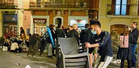 Botellon los bares recogen por el cierre a partir de las 11 de la noche después del levantamiento de las restricciones y el confinamiento hasta las 10PM.