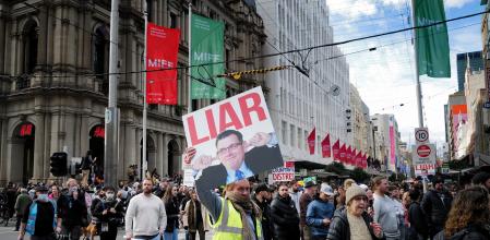 Melbourne (Australia), 24/07/2021.- Protesters take part in the 'World Wide Rally For Freedom' anti-lockdown rally in Melbourne, Victoria, Australia, 24 July 2021. (Protestas) EFE/EPA/LUIS ASCUI AUSTRALIA AND NEW ZEALAND OUT