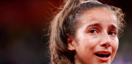 EVE760. TOKIO (JAPÓN), 24/07/2021.- La española Adriana Cerezo se lamente tras perder ante la tailandesa Panipak Wongpattanakit en la final de la categoría de -49kg femenina de Taekwondo durante los Juegos Olímpicos 2020, este sábado en el recinto de Makuhari Messe en Tokio (Japón). EFE/ Miguel Gutiérrez