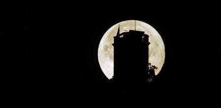 La luna en la ermita de Sant Sebastià.