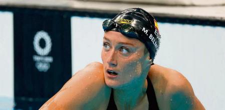 EVE1100. TOKIO, 25/07/2021.- Mireia Belmonte de España observa los tiempos en la final de los 400m combinados femenino de natación por los Juegos Olímpicos 2020, este domingo en el Centro Acuático de Tokio (Japón). EFE/ Fernando Bizerra