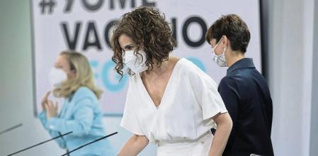 (I-D) La vicepresidenta primera del Gobierno y ministra de Asuntos Económicos y Transformación Digital, Nadia Calviño; la ministra de Política Territorial y portavoz del Gobierno, Isabel Rodríguez; y la ministra de Hacienda y Función Pública, María Jesús Montero, a su llegada a rueda de prensa posterior al Consejo de Ministros celebrado en Moncloa, a 27 de julio de 2021, en Madrid (España). El Gobierno ha aprobado este martes una Oferta de Empleo Público de más de 30.000 plazas, la mayor de la historia. En el mismo Consejo de Ministros se ha aprobado el techo de gasto de unos futuros presupuestos, que serán también los