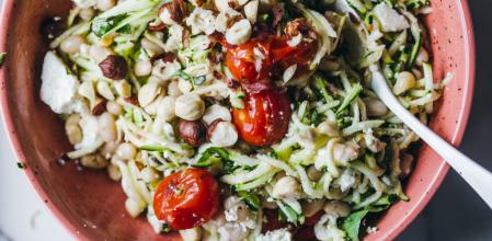 Ensalada de calabacín rallado, tomates asados, feta y alubias blancas