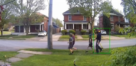 Crea un aspersor que detecta personas y las moja si pisan el césped de su jardín