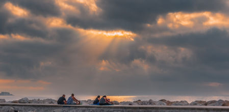 Amanecer en el espigón de la T de Fuengirola.