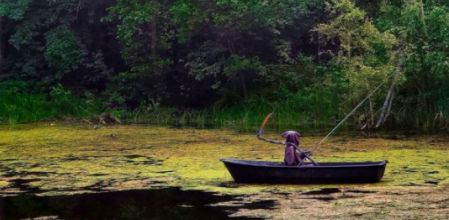 La ‘Muerte’ aparece en un lago de Rusia para asustar y concienciar a los visitantes que ensucian