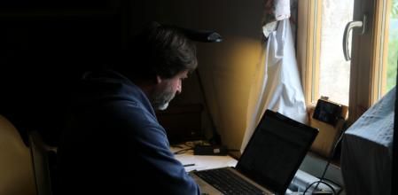 Un vecino de l'Hospitalet de Llobregat haciendo teletrabajo, en una imagen de archivo.