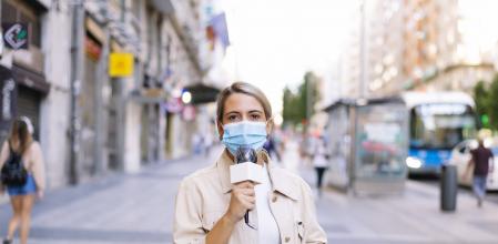 Una reportera en la calle con un micrófono