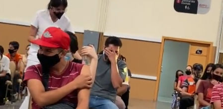 La divertida e inesperada reacción de un joven antes de ponerse la vacuna que se ha hecho viral