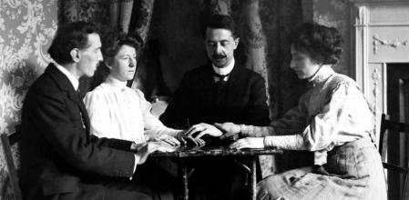 Dos hombres y dos mujeres en una sesión de espiritismo hacia 1910.