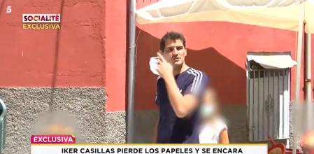 Iker Casillas se enfrenta a un equipo de 'Socialité' tras ser perseguido en su pueblo