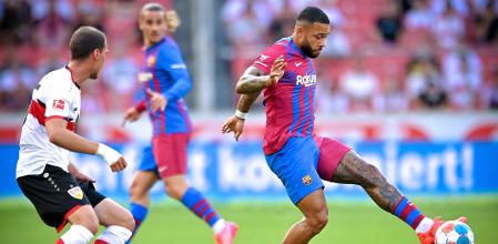 Stuttgart (Germany), 31/07/2021.- Barcelona's Memphis Depay (R) in action during the pre-season friendly test soccer match between VfB Stuttgart and FC Barcelona in Stuttgart, Germany, 31 July 2021. (Futbol, Amistoso, Alemania) EFE/EPA/SASCHA STEINBACH