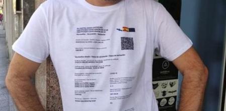 Camiseta con certificado Covid, el invento de un tendero para que los vacunados puedan ir a bares