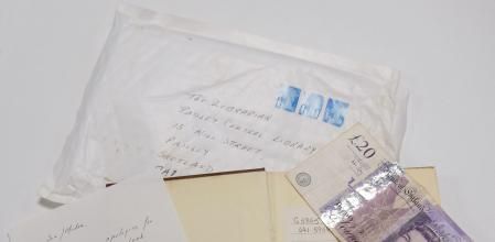 El libro devuelto 50 años más tarde junto a una nota y un billete de 20 libras esterlinas