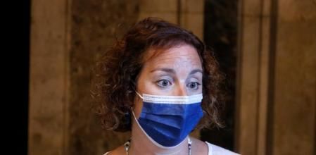 Alícia Romero, esta mañana atendiendo a los medios en el Parlament