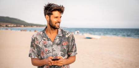 Hombre con camisa en la playa.
