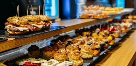 Pintxos variadas sobre la barra de un bar