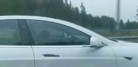 El piloto automático de un Tesla salva la vida a un conductor borracho dormido al volante