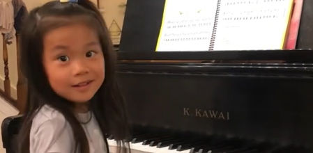 Brigitte Xie, la niña de 4 años prodigio del piano que empezó sus clases en el confinamiento