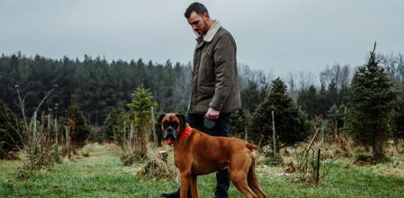 Salir a pasear al perro puede ayudar a conocer gente nueva