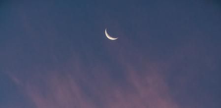 Luna menguante en el amanecer rojo de Torremolinos