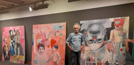 Georg Massanés en el montaje de su exposición.