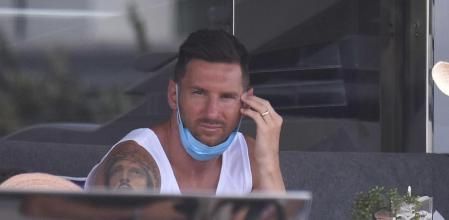 Leo Messi junto a su mujer Antonella Rocuzzo disfrutando de un día en alta mar con la familia, a 2 de agosto de 2021, en Ibiza (España). MESSI;BARCO;VACACIONES;FÚTBOL;SANDIA;EMBARCANDO;02 AGOSTO 2021 Francisco Guerra / Europa Press 02/08/2021