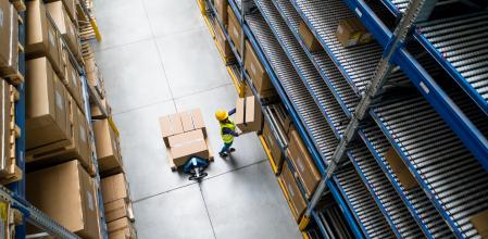 trabajadora almacen logistica cajas