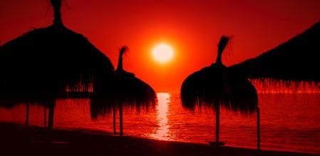 El sol rojo sobre las playas de Fuengirola