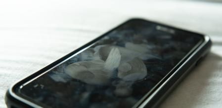 Pantalla de móvil llena de 'dedazos'