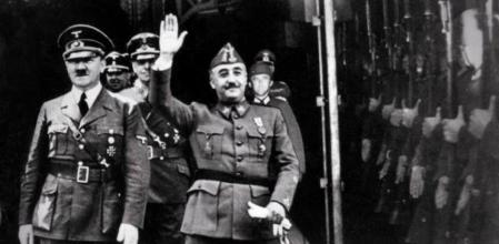 Franco, acompañado Adolf Hitler, saluda pasa revista a los soldados alemanes a su llegada a Hendaya el 24 de octubre de 1940