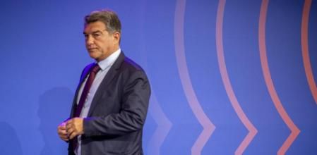 Joan Laporta abandona el escenario tras la rueda de prensa