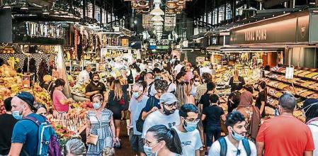 foto XAVIER CERVERA 07/08/2021 el centrico y emblematico mercat mercado de la boqueria vuelve a estar lleno de turistas (y algun q otro autoctono) extranjeros y nacionales en el barrio del raval, ciutat vella ,barcelona (sobretodo el carril central q da les rambles ,bajo el escudo modernista) tras pandemia covid, o casi saliendo de ella