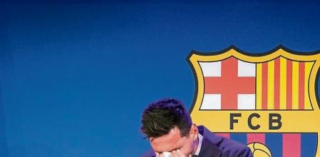 Leo Messi visiblemente emocionado al inicio y durante la comparecencia publica en el Camp Nou .