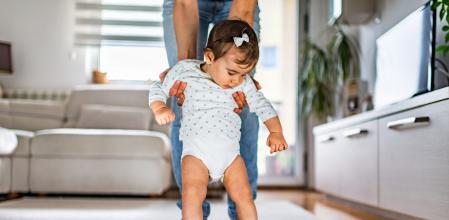 Cerca del año, el bebé podrá empezar a caminar