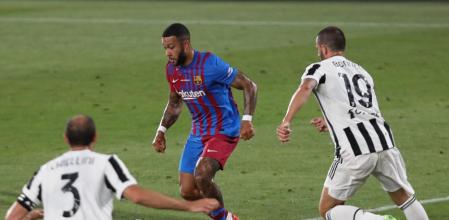 foto XAVIER CERVERA 08/08/2021 el FCBarcelona (masculino) primer equipo se ha enfrentado a la Juventus d Turin en partido amistoso para celebrar el trofeo Joan Gamper veraniego (el primer partido sabiendo oficialmente q Leo Messi no seguira en el club blaugrana) ;en la imagen, menphis depay trata d superar a oponentes rivales... en la derecha los reciente campeones de europa ,chiellini y bonucci