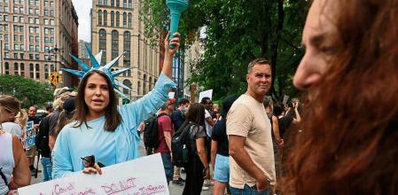 NEW YORK, NEW YORK - AUGUST 09: People gather at City Hall to protest vaccine mandates on August 09, 2021 in New York City. NYC Mayor Bill de Blasio announced last week that as of August 16th proof of coronavirus (COVID-19) vaccination will be required to attend indoor restaurants, gyms, and entertainment venues with enforcement of the mandate to begin on September 13th. Gov. Andrew Cuomo also announced a vaccination mandate for state employees and patient-facing health care workers at state hospitals with an option to get weekly testing. According to CDC data, NYC is now considered a 