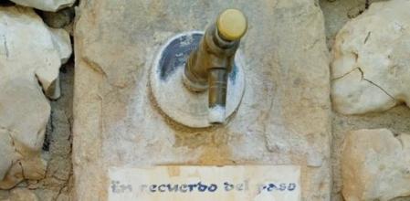 La placa que acompaña la fuente tiene un mensaje en memoria de la participación del pueblo