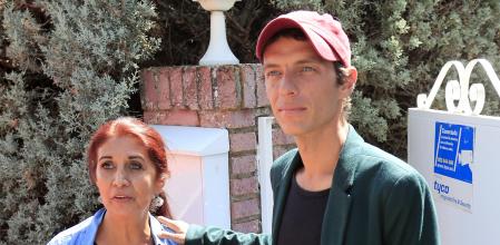 Camilo Michel Blanes con su madre, Lourdes Ornelas por las calles de Torrelodones, Madrid.
10/09/2019
