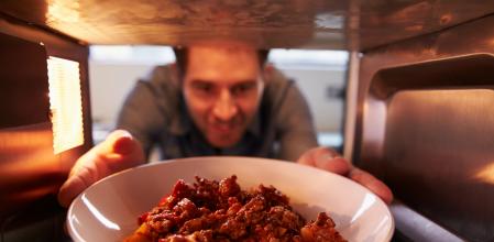 El microondas puede servir tanto para descongelar y calentar como para cocinar