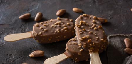 Un helado almendrado de chocolate negro se encuentra en el listado