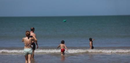 La playa de la Valdelagrana en el Puerto de Santa Mária, (Cádiz), con bañistas en el primer día de la fase II . Cádiz a 25 de mayo del  2020
POLITICA 
Nacho Frade - Europa Press