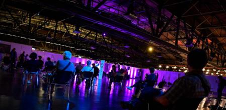 Un grupo de música escucha música techno en el Club Arena de Berlín después de vacunarse