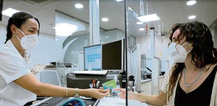 fotos XAVIER CERVERA 11/08/2021 Usuarios de metro en el punto de atención de TMB solicitando la (tarjeta) T-Mobilitat o dándole el primer uso en las estaciones (plaça universitat L1 y L2 metro)