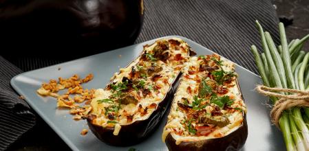 Berenjenas rellenas y gratinadas con queso