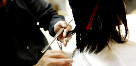 El truco infalible de una peluquera para saber cuándo debes cortarte las puntas