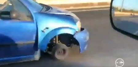 Este es el coche que circulaba sin el neumático y sin la llanta por la autovía MA-3 en la isla de Mallorca&nbsp;